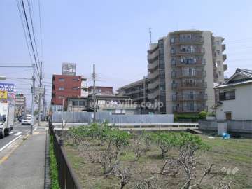 西側には少し離れて、尼崎宝塚線が走っています。