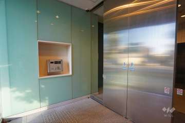 エントランスはオートロック付きです。