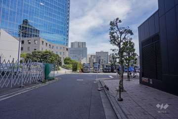 敷地北側の前面道路（西側から）