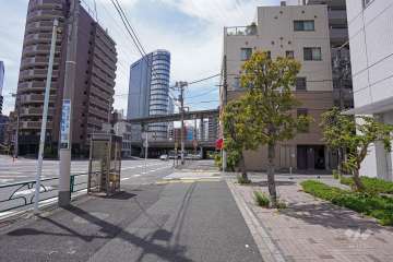 敷地南側の前面道路（東側から）