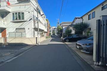 敷地西側の前面道路（南側から）