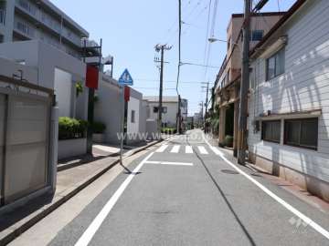 マンションの北側前面道路（東側から）