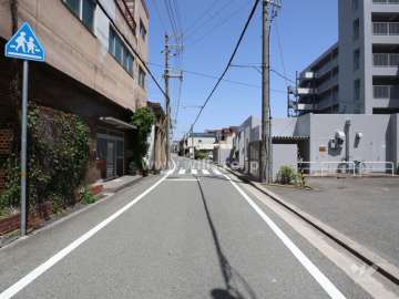 マンションの北側前面道路（西側から）