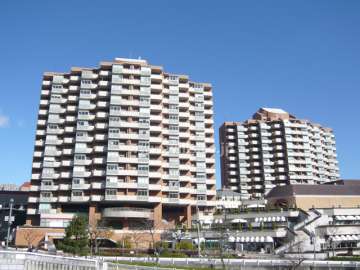 ソリオ宝塚1西館遠景（西館は左手の建物です）