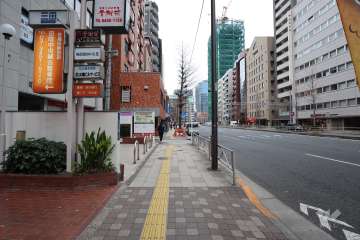 敷地南側の前面道路（西側から）