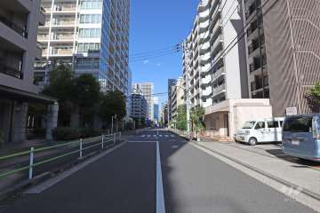 敷地西側の前面道路