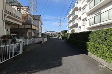 敷地西側の前面道路