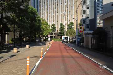 敷地北西側の前面道路(南西側から)