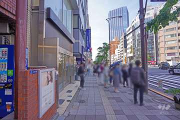 敷地西側の前面道路は新青梅街道です（北側から）。