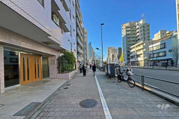 敷地北西側前面道路は都道312号線です（北東側から）