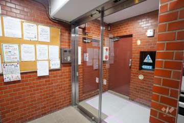 エントランスはオートロック付きです。