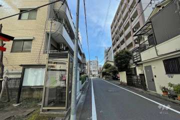 敷地西側の前面道路（北側から）