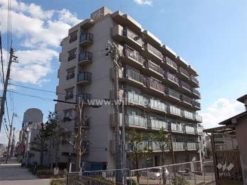 ルネ武庫川3番館の外観（北西側から）　敷地の北側は国道2号線に面しています。