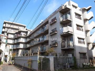ルネ武庫川3番館の外観（南側から）　敷地の南側は一戸建てが中心に立ち並ぶ住宅地です。