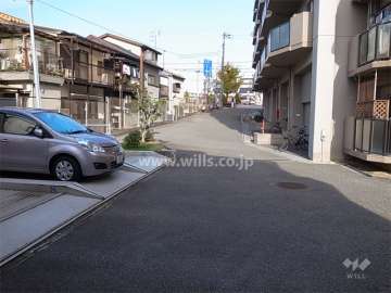 機械式の駐車場と屋内の駐車場（分譲）があります。