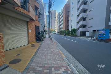 敷地西側の前面道路（北側から）