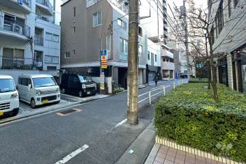 敷地北西側の前面道路（北東側から）