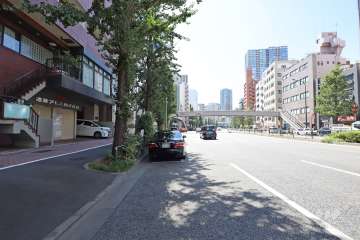 敷地西側の前面道路（北側から）