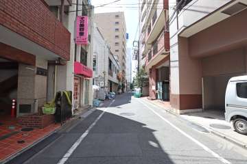 敷地東側の前面道路（北側から）