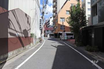 敷地東側の前面道路（南側から）