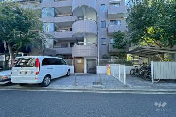 敷地内駐車場（屋外平面式）と駐輪場