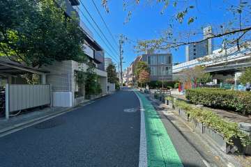 敷地北側の前面道路（東側から）
