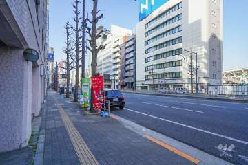 敷地東側の前面道路（南側から）