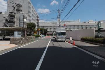 敷地東側の前面道路(南側から)