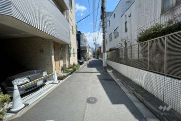 敷地北側の前面道路（西側から）