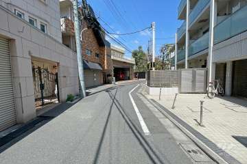 敷地西側の前面道路（南側から）