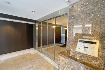 エントランスはオートロック付きです。