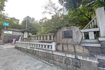 乃木坂まで50mの立地にあります。