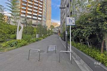 敷地の北東側前面道路（北西側から）