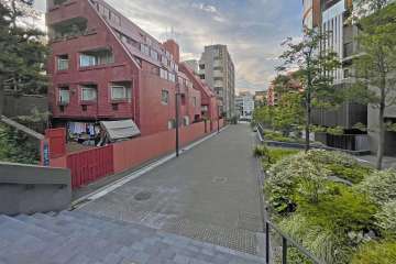 敷地の北東側前面道路（南東側から）