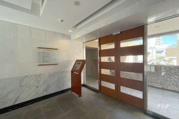 エントランスはオートロックです。