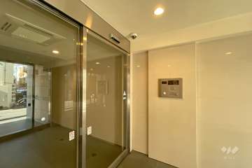 エントランスはオートロック付きです。