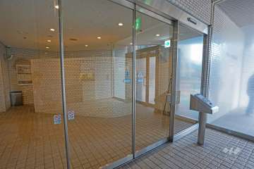エントランスはオートロック付きです。