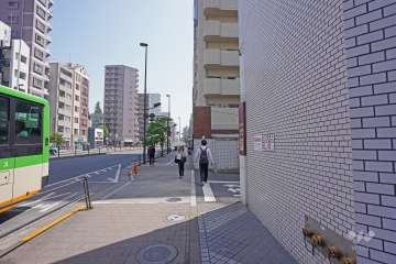 敷地北側前面道路は目黒通りです（東側から）。