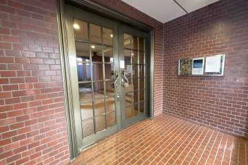 エントランスはオートロック付きです。