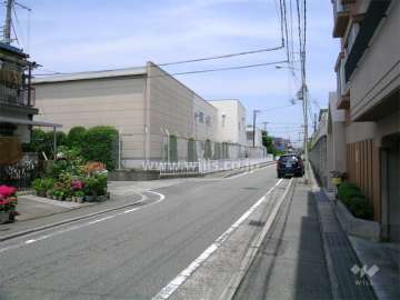 敷地の西側前面道路。周辺は区画の整った住宅地。