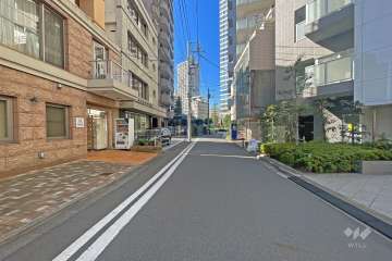 敷地南側の前面道路（東側から）