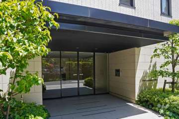 エントランスはオートロック付きです。