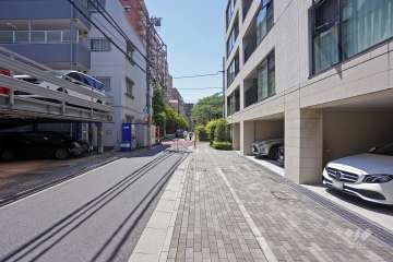 南東側の前面道路（北東側から）