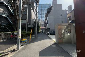 敷地の東側前面道路（北側から）