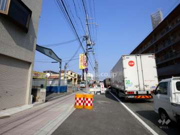敷地出入り口は県道（尼崎宝塚線）に面しています。