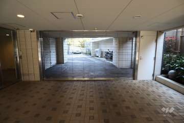 駐車場の出入り口（リングシャッター付き）