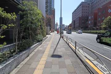 敷地西側の前面道路（北側から）