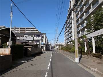 敷地西側の前面道路