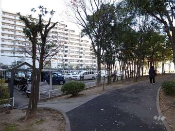 敷地東側には遊歩道にアクセスできる出入口があります。