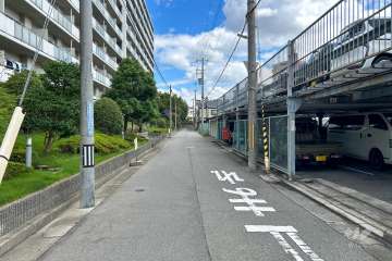 敷地南側の前面道路（西側から）